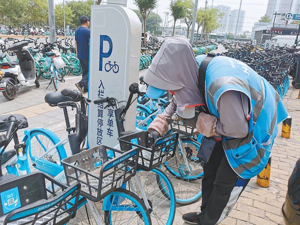 股配资平台 这边清那边贴  一个月铲除50余公斤  共享单车上小广告越铲越多啊